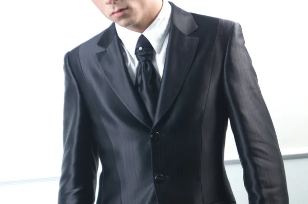 Giovane bell'uomo d'affari in abito nero su bianco . — Foto Stock