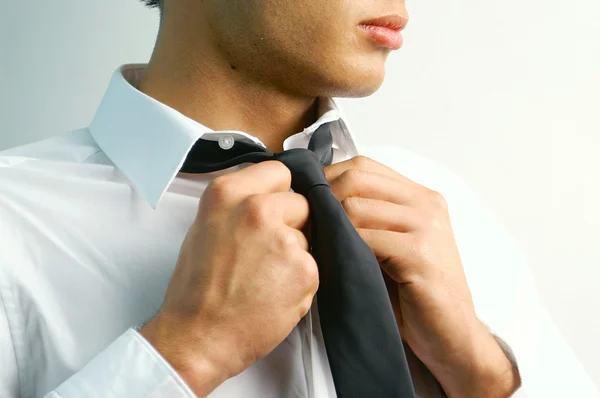 Portrait d'un beau jeune homme élégant cravate une cravate — Photo