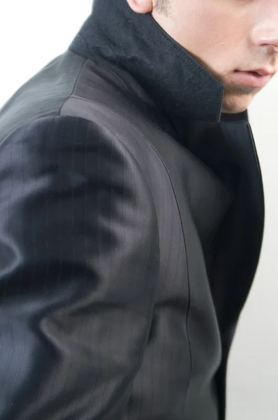 Молодий красивий бізнесмен в чорному костюмі на білому . — стокове фото