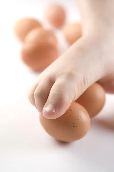 Uova con i piedi dei bambini — Foto Stock
