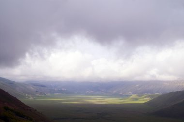 declivity dağ Vadisi üzerinde yeşil çayır.