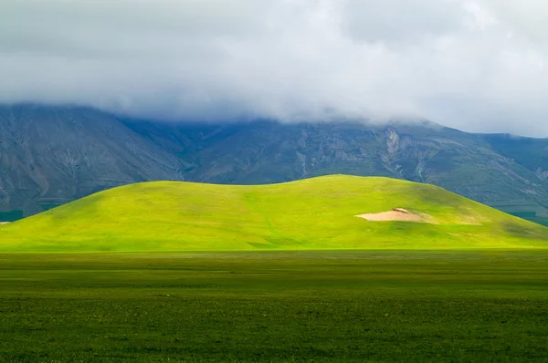 Gröna ängen på svårtillgänglighet i berget dalen. — Stockfoto