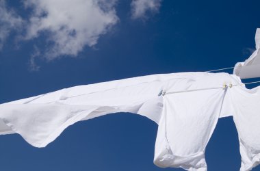 Beyaz havlu kurutma rüzgar taze yıkanmış