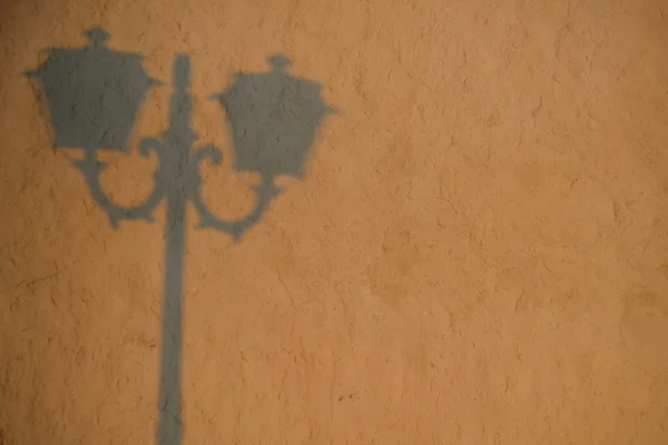 L'ombra della lanterna sulla parete gialla . — Foto Stock