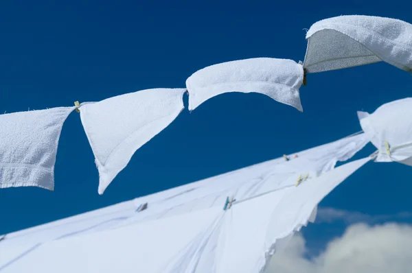 Φρέσκο πλένονται λευκές πετσέτες ξήρανση με τον άνεμο — Φωτογραφία Αρχείου