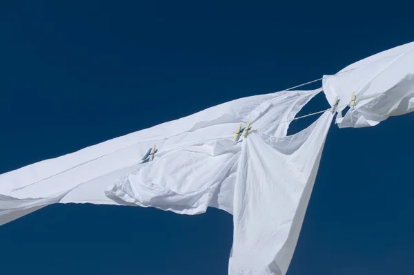 Vers gewassen witte towels handdoeken drogen op de wind — Stockfoto