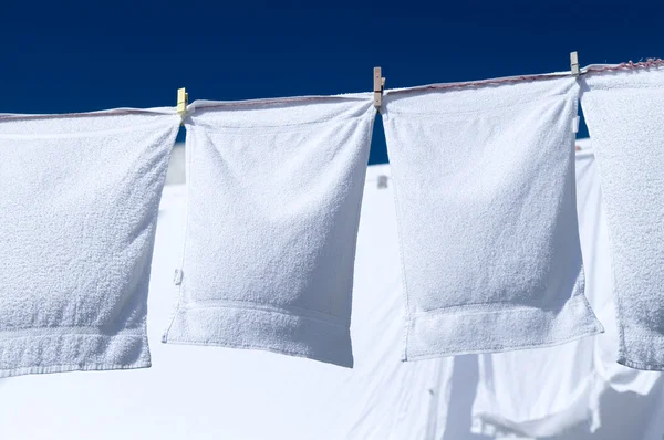 Toallas blancas recién lavadas secándose en el viento — Foto de Stock