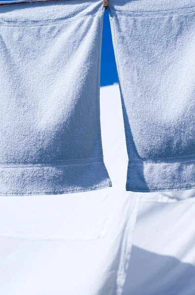 Свежие вымытые белые полотенца, сушившиеся на ветру — стоковое фото