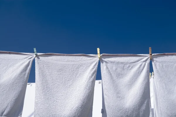 Toallas blancas recién lavadas secándose en el viento —  Fotos de Stock
