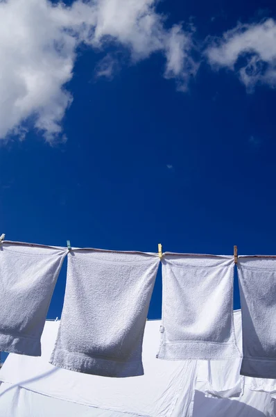 Asciugamani bianchi lavati freschi asciugandosi al vento — Foto Stock