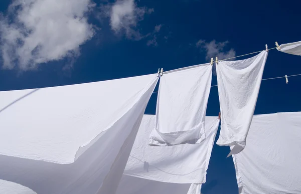 Свіжі білі рушники сушать на вітрі — стокове фото