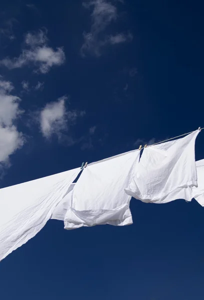 Vers gewassen witte towels handdoeken drogen op de wind — Stockfoto