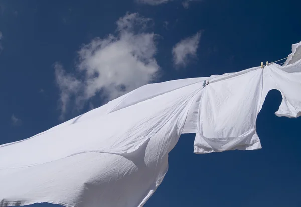 Toalhas brancas lavadas frescas secando no vento — Fotografia de Stock