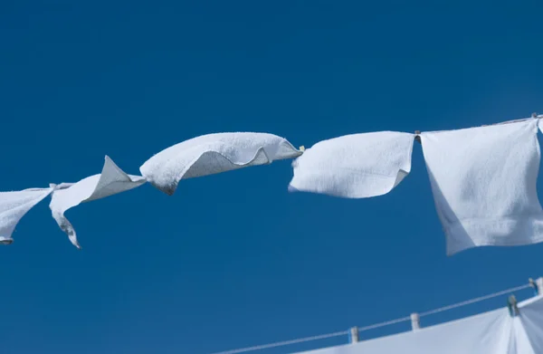 Frisch gewaschene weiße Handtücher trocknen im Wind — Stockfoto
