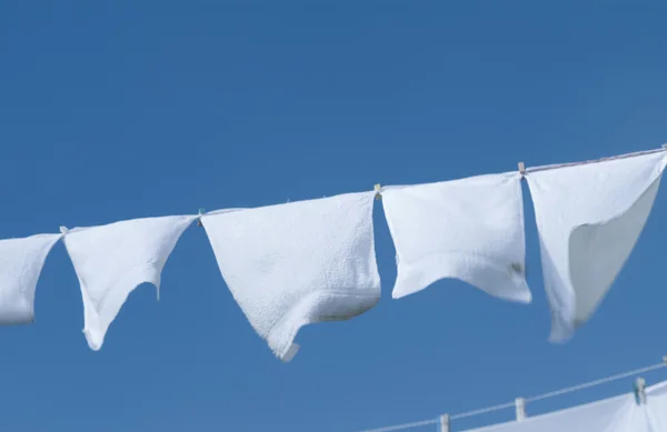 Toallas blancas recién lavadas secándose en el viento — Foto de Stock