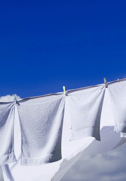 Serviettes blanches fraîches lavées séchant au vent — Photo