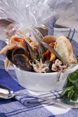 kalamar ile deniz mahsulleri çorbası