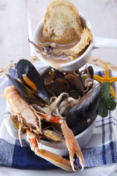 Суп з морепродуктів з кальмарами — стокове фото