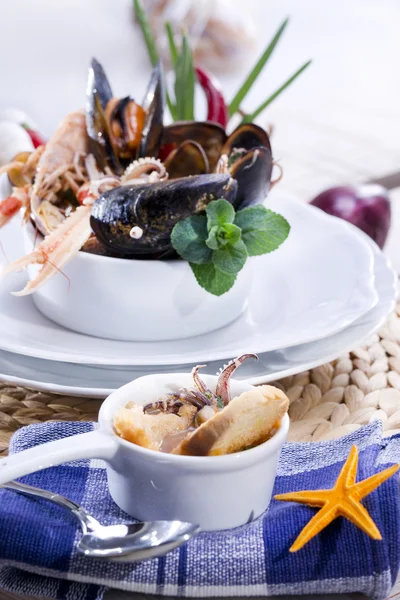 Суп из морепродуктов с кальмарами — стоковое фото