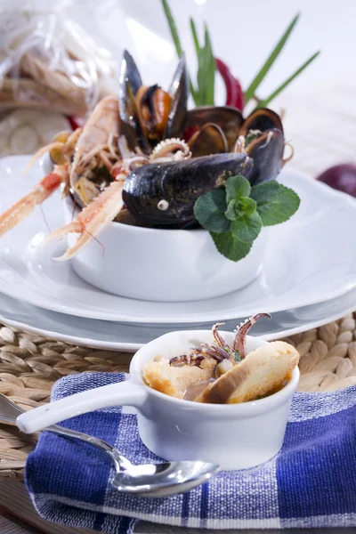 Zuppa di frutti di mare con calamari — Foto Stock