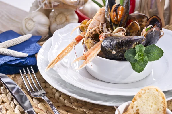 Sopa de frutos do mar com lula — Fotografia de Stock