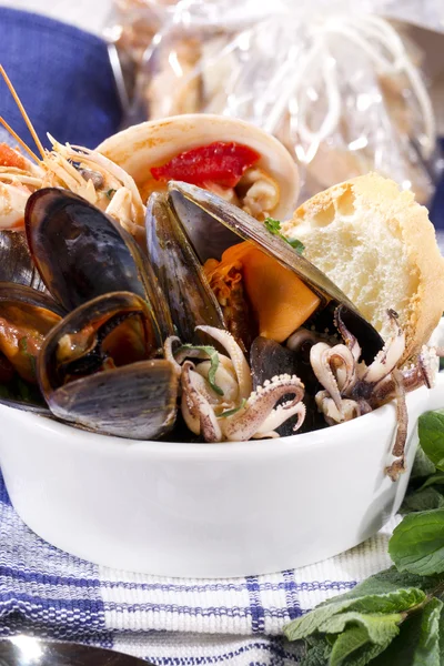 Суп из морепродуктов с кальмарами — стоковое фото