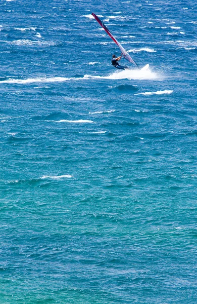Самотній вітровий серфінг в океані спіймав хвилю — стокове фото