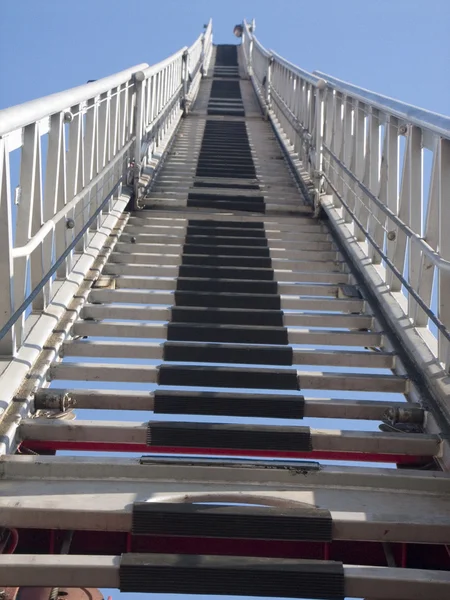 Escalera extendida en un camión de bomberos . —  Fotos de Stock