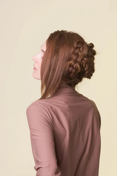 単純な官能の髪型と女性モデル顔の美しい縦断ビュー — ストック写真