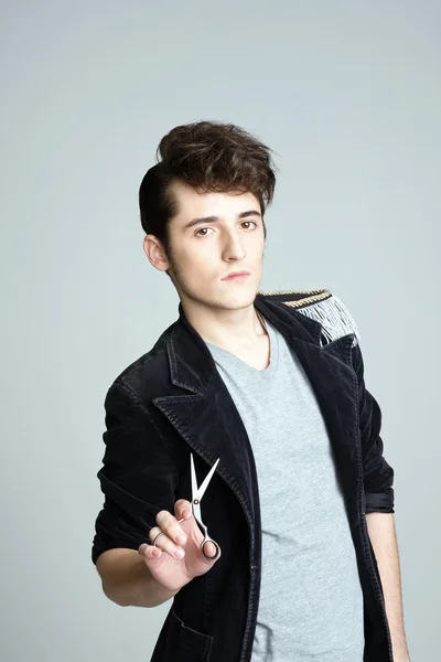Portrét mladého muže s kovové nůžky — Stock fotografie