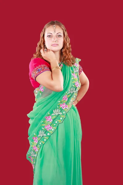 Retrato de uma jovem mulher bonita em sari — Fotografia de Stock