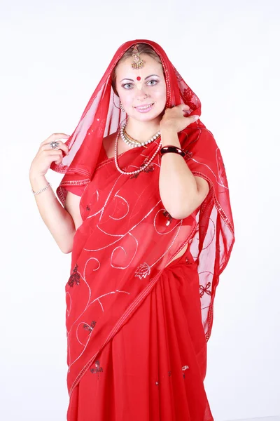 Portret van een jonge mooie vrouw in sari — Stockfoto