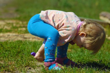 eğlenceli bir sanal alanda oynayan kız