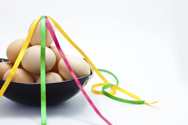 Huevos de Pascua en plato negro —  Fotos de Stock