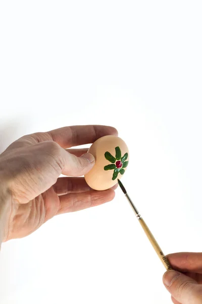 Menschliche Hand bemalt Eier — Stockfoto