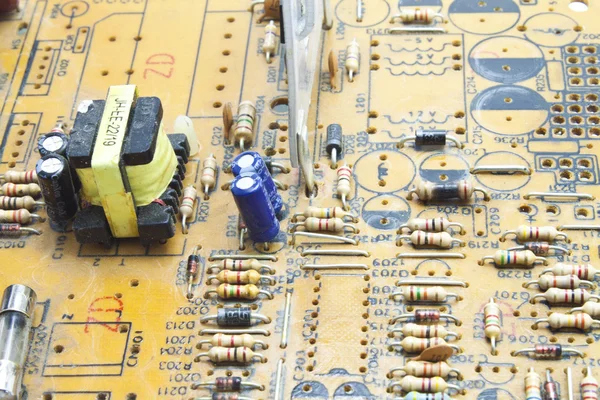Bord met elektronische componenten — Stockfoto