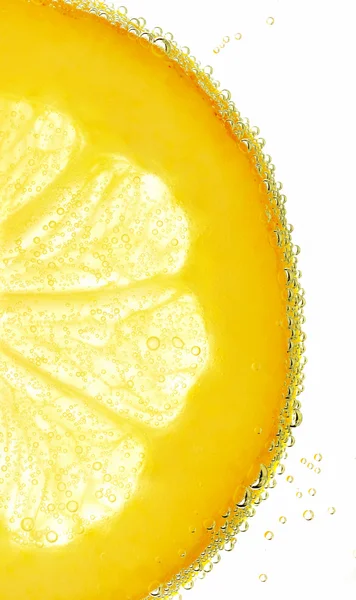 Burbujas en un segmento de limón en agua de soda — Foto de Stock
