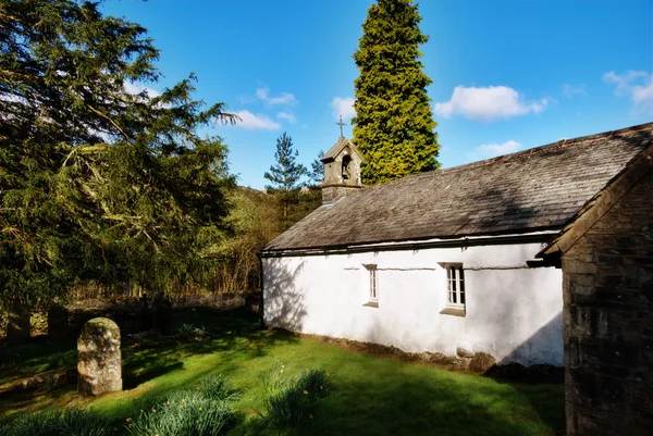 Schilderachtige platteland stenen kerk wythburn, cumbria — Stockfoto