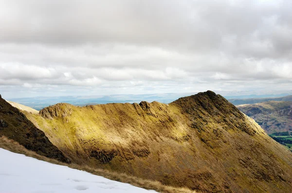 Keskin kenarlı ridge bir zirve için önde gelen — Stok fotoğraf