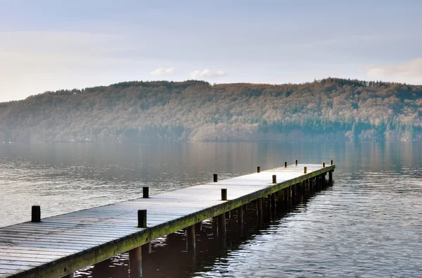 Molo sul lago nebbioso, windermere — Foto Stock