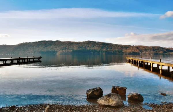 Pintoresco lago con Jetties de madera — Foto de Stock