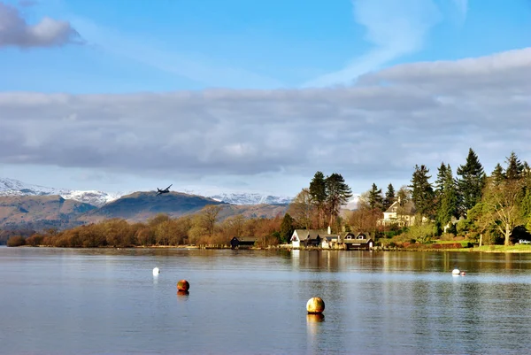 Belle scène de lac de montagne — Photo