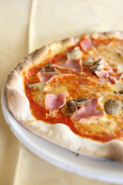 Pizza jambon ve mantar