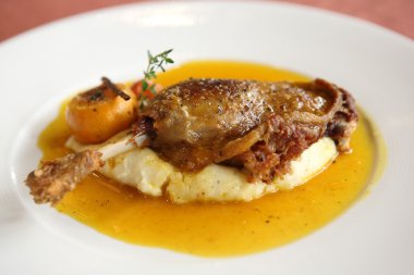 ördek confit, kızarmış ördek bacak