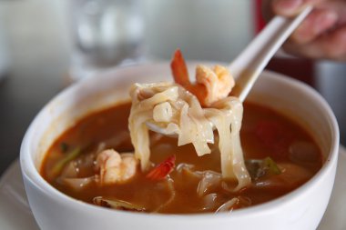 Tom yum çorba şehriye Tay geleneksel baharatlı karides çorbası