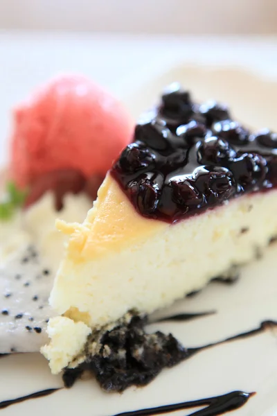 蓝莓芝士蛋糕切片 — 图库照片
