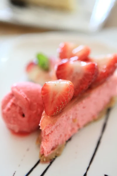 Gâteau aux fraises sur bois — Photo