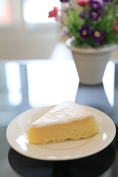 Rebanada de pastel de queso limón con flor — Foto de Stock