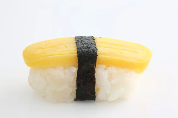 Sushi telur dengan latar belakang putih — Stok Foto