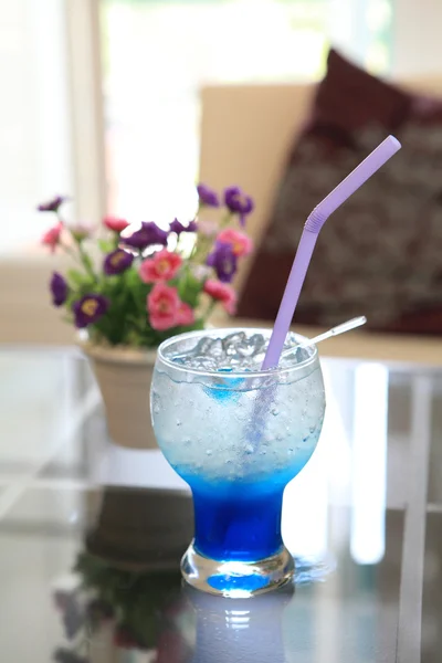 Blå drink martini med blomma — Stockfoto